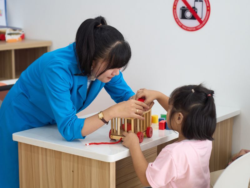 Tập cho trẻ nói các từ mô tả hành động