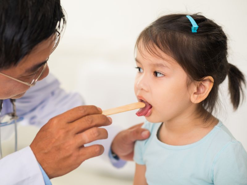 Trẻ chậm nói có phải do thắng lưỡi?