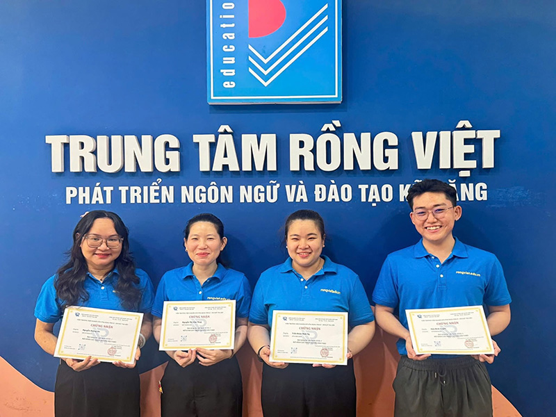 Giáo viên Rồng Việt nhận giấy chứng đánh giá năng lực VAKS