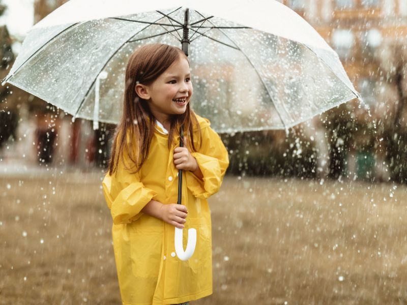 Bí quyết giữ ấm cho bé vào mùa mưa